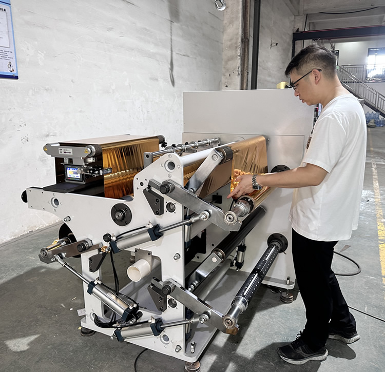 DFQ700型冷烫膜乐鱼在线登录-乐鱼(中国)
DFQ700型冷烫膜乐鱼在线登录-乐鱼(中国)