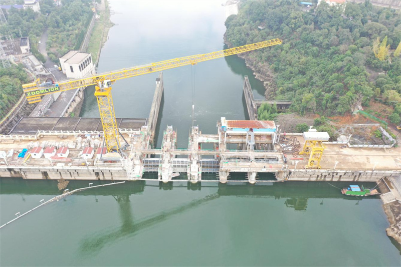 湖北太阳成集团官网公司承监的陆水水库主坝启闭机金属结构安装工程取得阶段性胜利